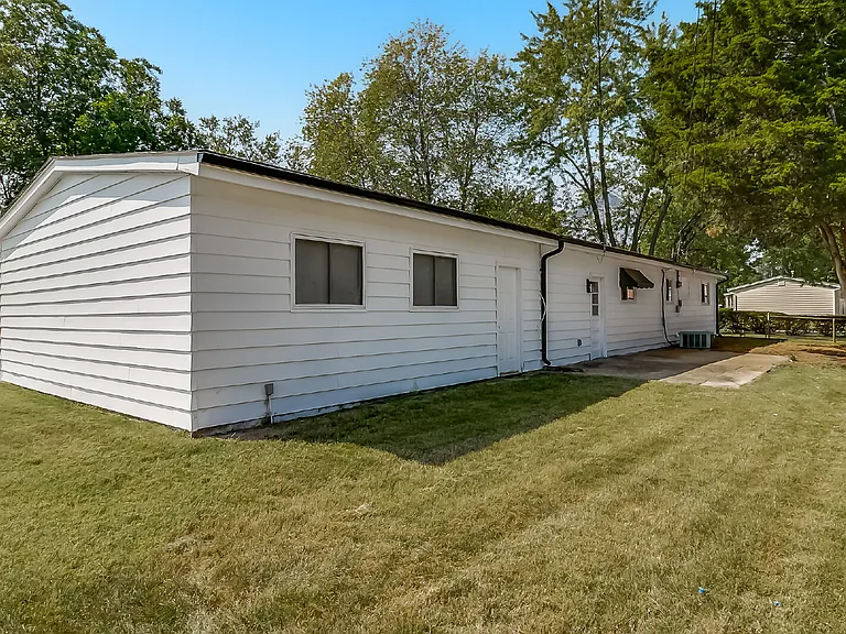 1215 Pamela Dr — Photo 4
