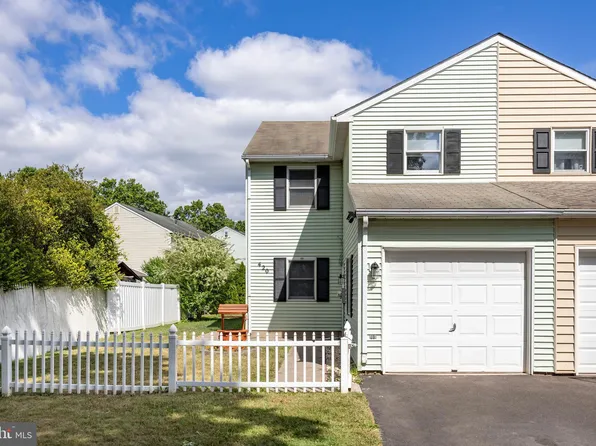 420 Indian Crest Dr, Harleysville, PA 19438