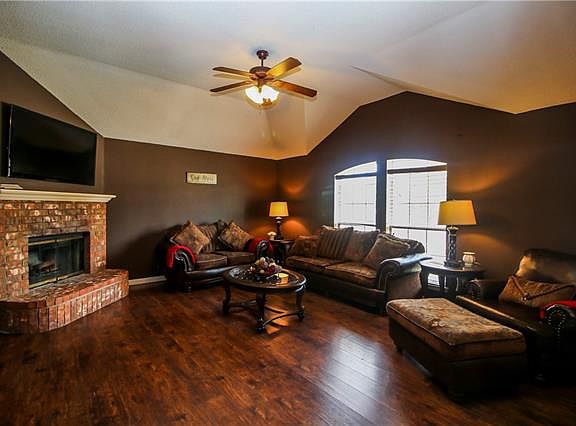 5th image of 428 Cambridge Dr