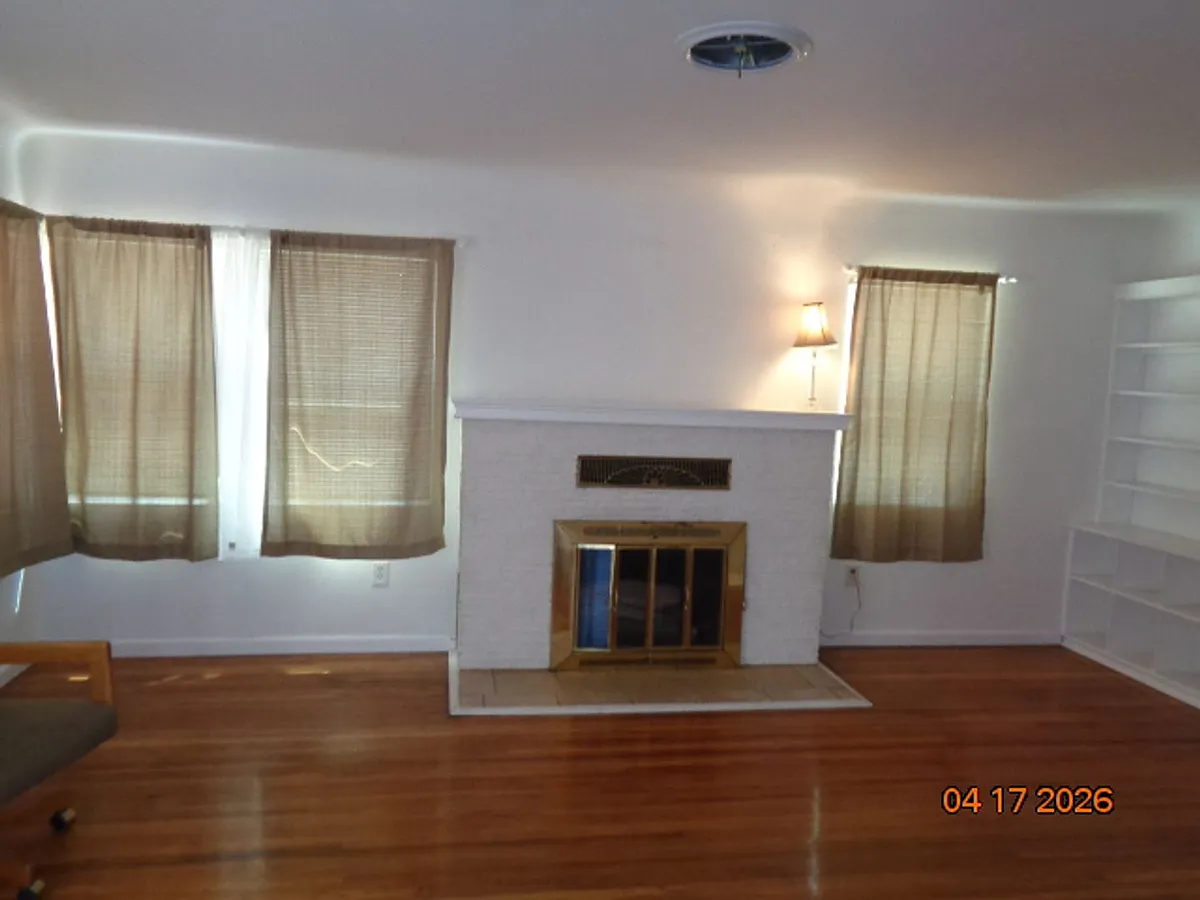 Building Photo - 851 W Newgrove St