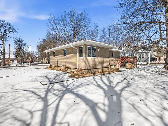 4th image of 406 Chinook Ave SW