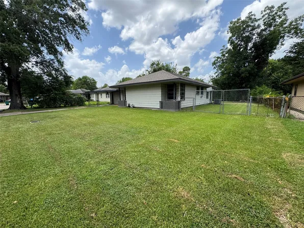 311 Alta Vista Dr, Pasadena, TX 77502