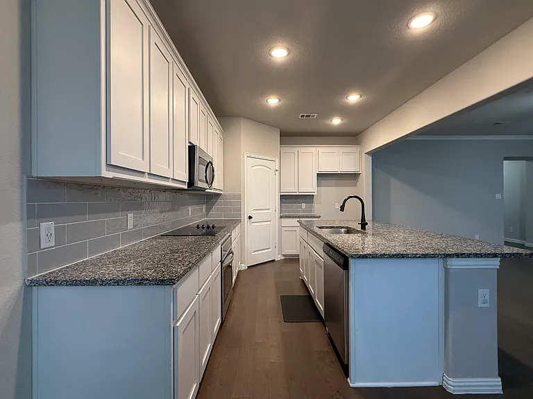 1717 Victoria Dr — Photo 12