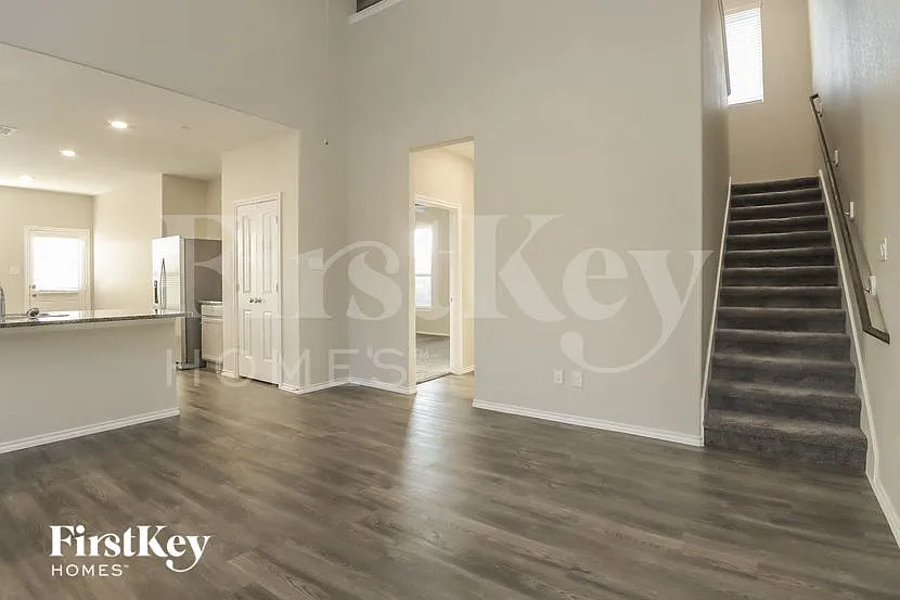 4 bed, 2.5 bath, 2220 sqft, $2,485 — Photo 3