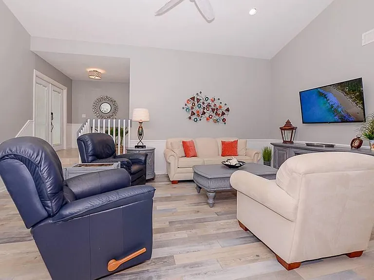 4031 NE Breakwater Dr — Photo 8