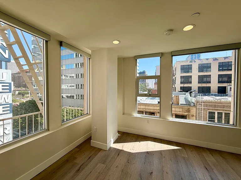 314 W 6th St #501 — Photo 12