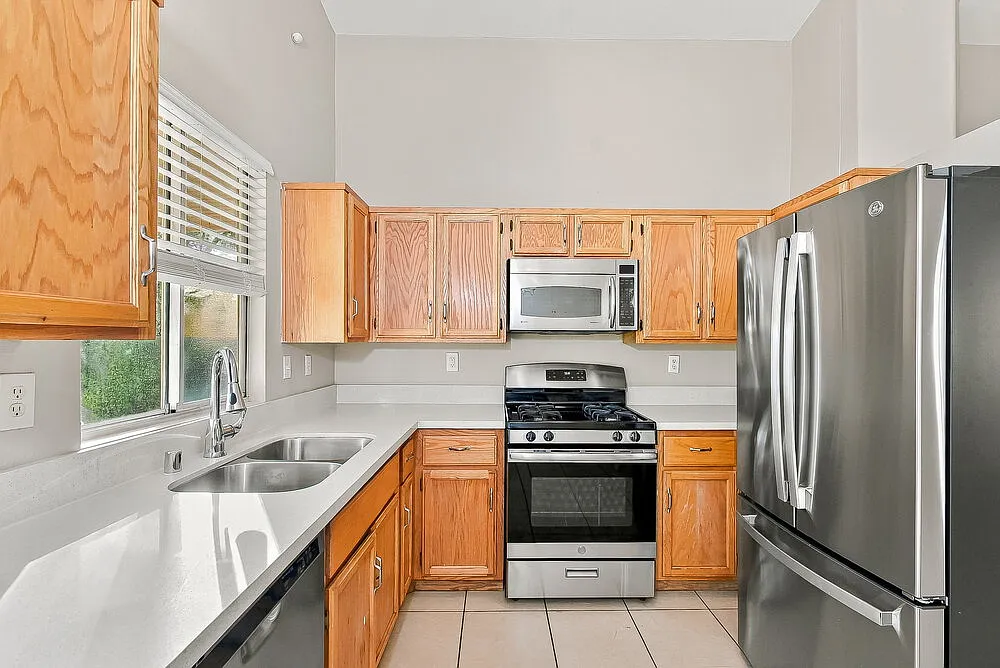 3 bed, 2.0 bath, 1306 sqft, $2,025 — Photo 4