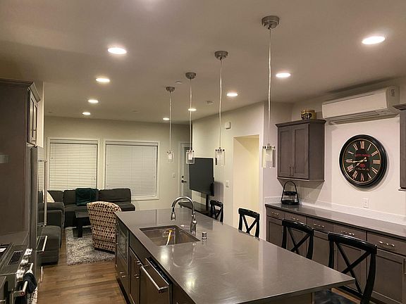 5th image of 977 7th Ave NE
