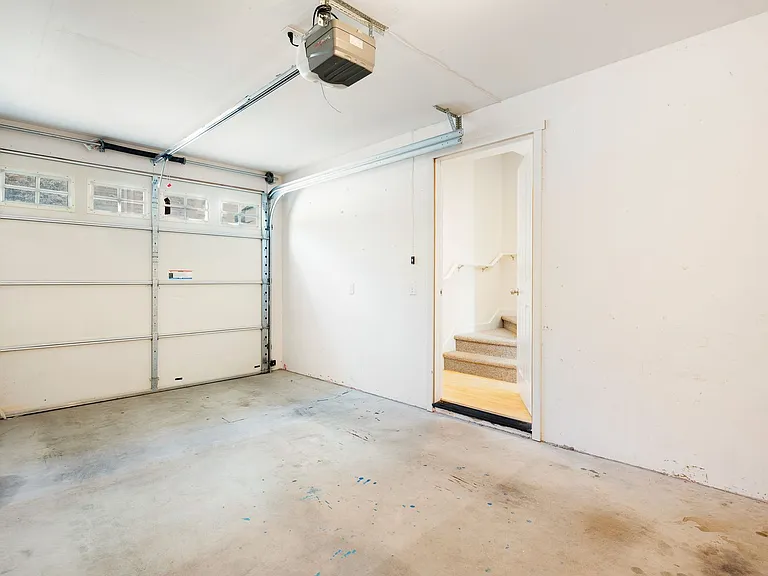 410 W Barrett St — Photo 10