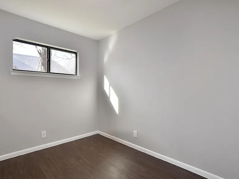 303 W 40th St #101 — Photo 6