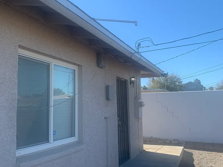 1723 Linden Ave — Photo 5