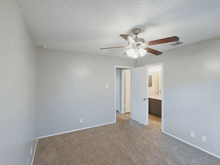 Hidden Oaks Apartments — Photo 19