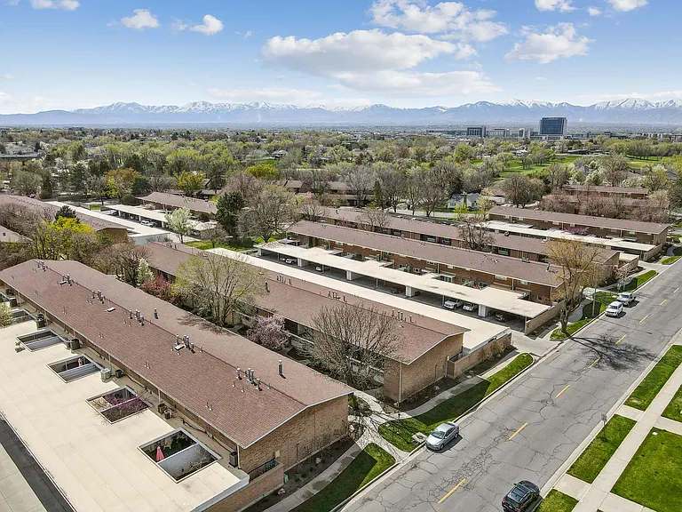 Centrally located for hospitals, Fort Union, and more !