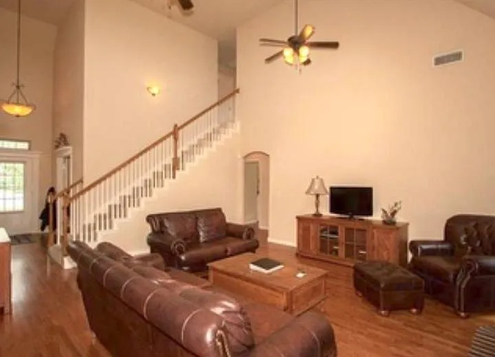 808 W Juneau St — Photo 3