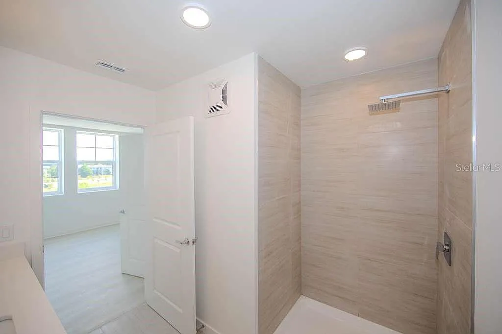 2 bed, 1023 sqft, $1,800 — Photo 3