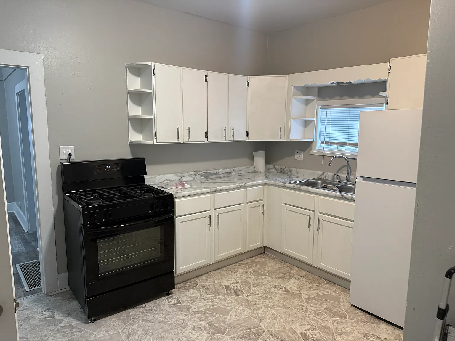 3 bed, 1229 sqft, $950 — Photo 2