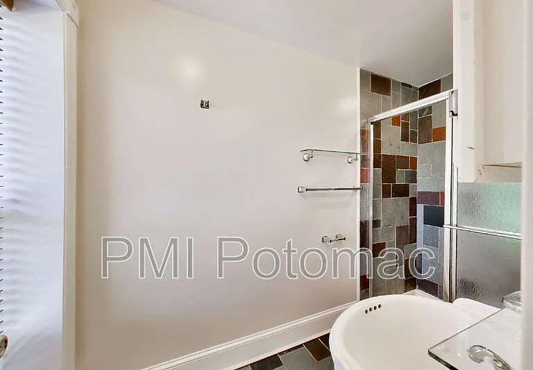 1952 Calvert St NW #4 — Photo 13
