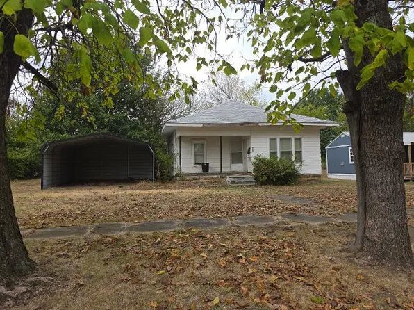 303 N 9th St, Okemah, OK 74859