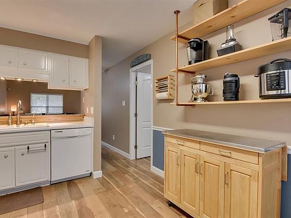4th image of 2028 Shoreline Dr