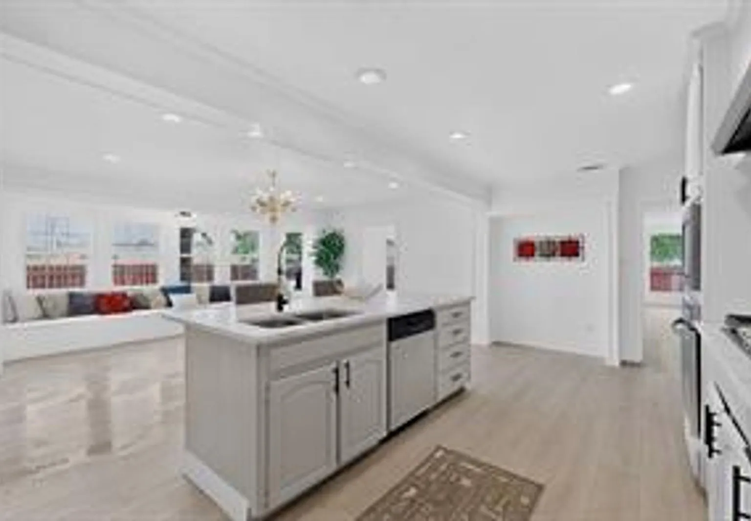 5 bed, 3.5 bath, 3154 sqft, $3,000 — Photo 2