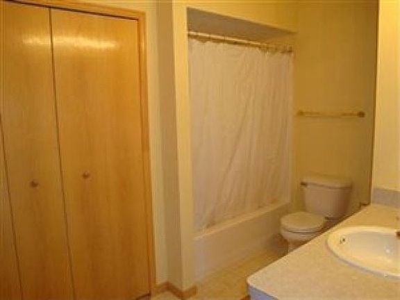 4th image of 525 Parkside Reserve St