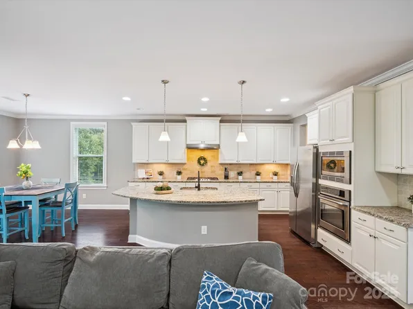 125 Rain Shadow Dr, Mooresville, NC 28115