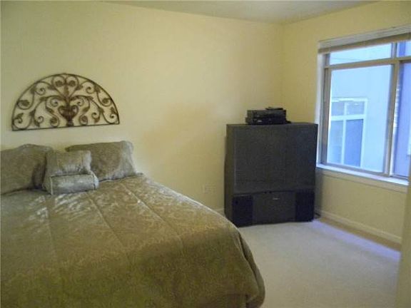 5th image of 900 Aurora Ave N APT 402