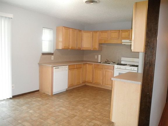 4th image of 1209 N Ash St