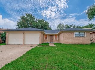 700 Pinebrook Ln, Baytown, TX 77521