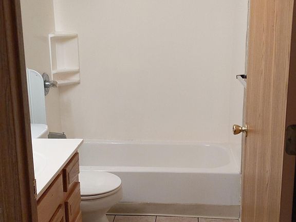 5th image of 40 Cambridge Dr #11