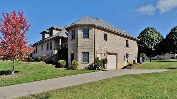 2nd image of 105 Lakes Edge Dr