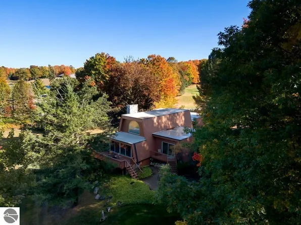 5328 Golf View Rd, Bellaire, MI 49615
