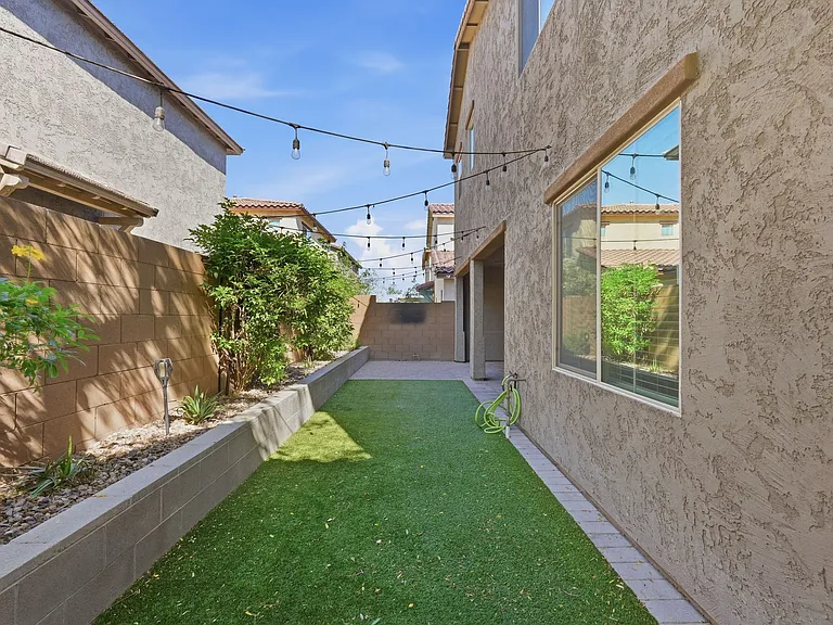 216 E Beatryce St — Photo 40