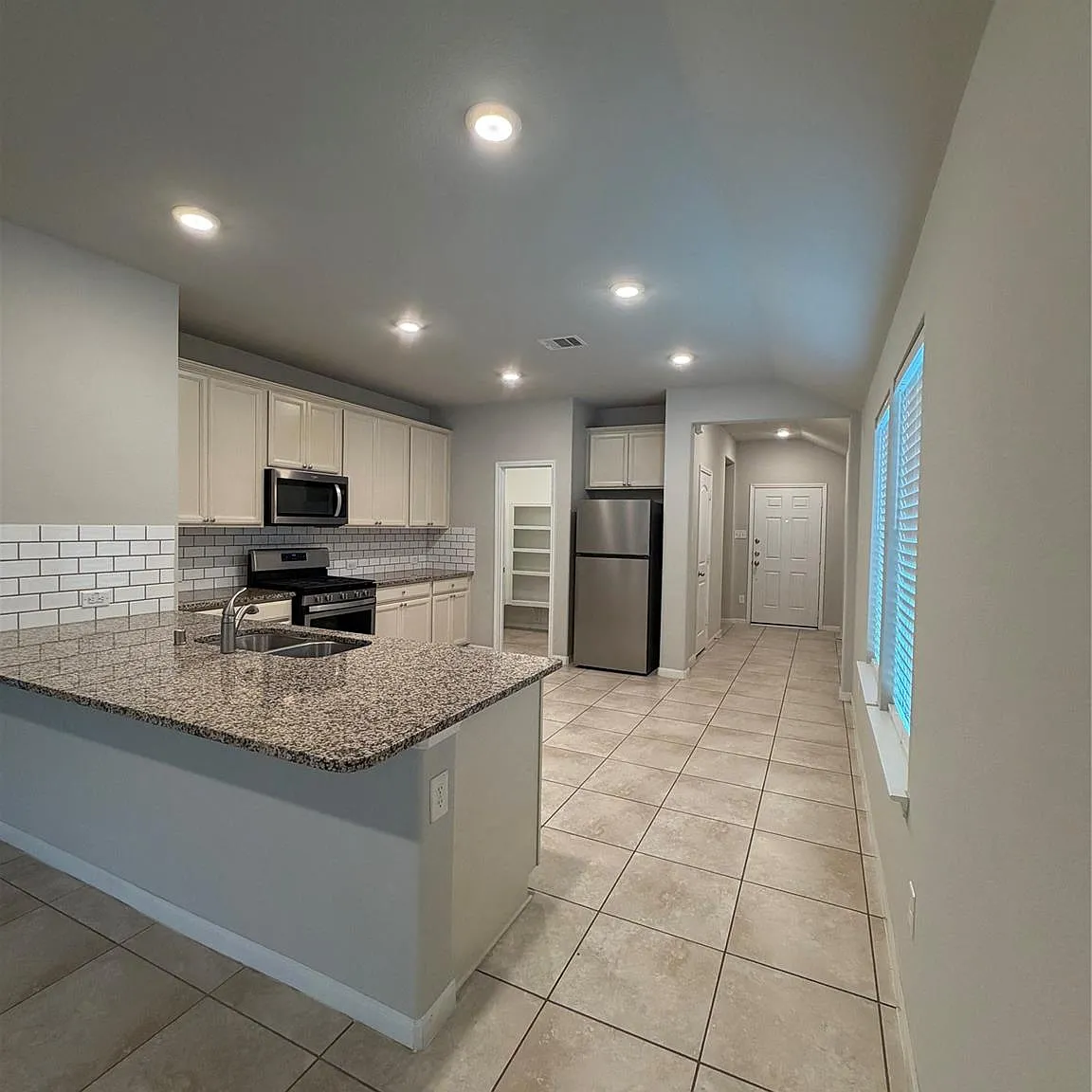 3 bed, 2.0 bath, 1648 sqft, $2,100 — Photo 4
