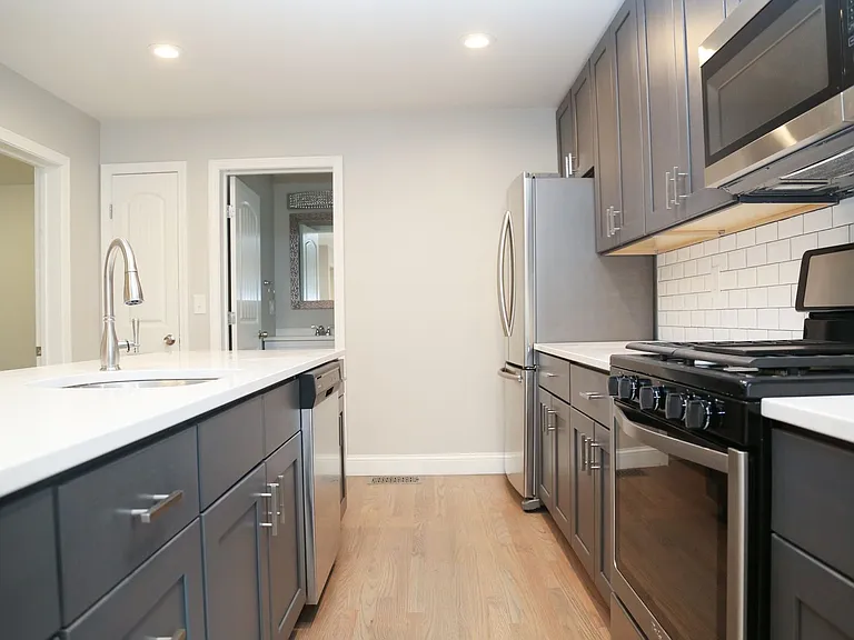 517 Admiral St — Photo 9