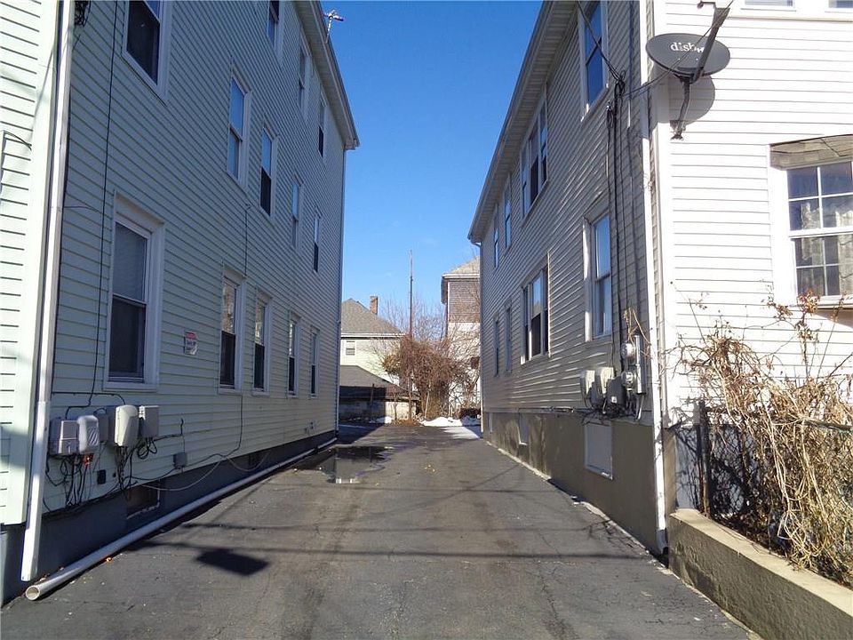 2nd image of 279 Waverly St