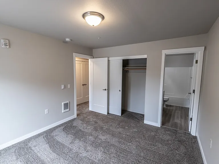 Evergreen Valley Apartments — Photo 29
