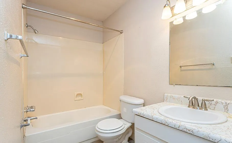 2 bed, 1.5 bath, 952 sqft, $1,095 — Photo 3