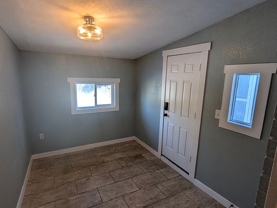 Entryway Area (can be used for storage, shoes, coat rack, etc.)