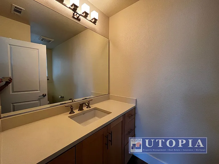 Spacious and Modern 3-bedroom, 3.5 bathroom in Seabright just minutes away from the Beach Boardwa... — Photo 12