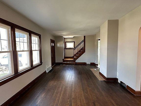 4th image of 700 Iona Ave