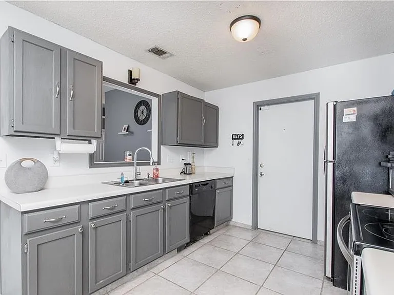 1410 Windsor Cir — Photo 5