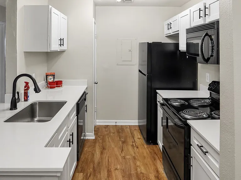 Laurel Heights Apartments — Photo 14