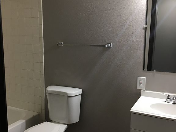 5th image of 911 E Lincoln Ave #30