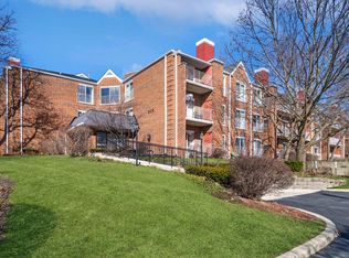 805 Leicester Rd APT 203, Elk Grove Village, IL 60007