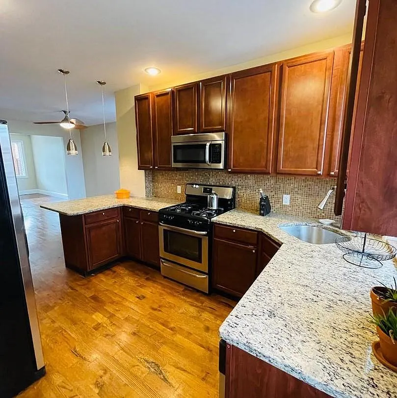 418 Bonsal St — Photo 2