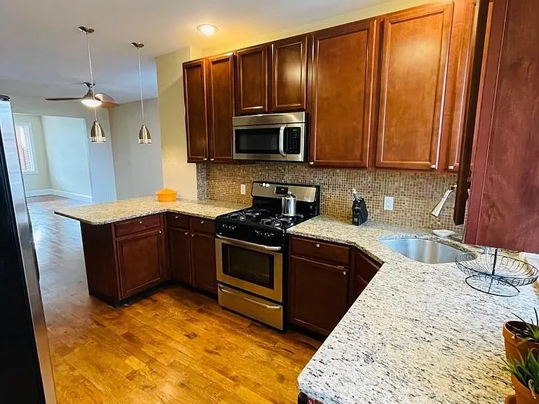 418 Bonsal St — Photo 2