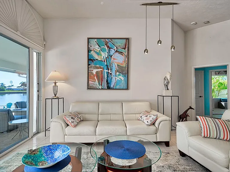 A simple and contemporary decoration for extraordinary living comfort!