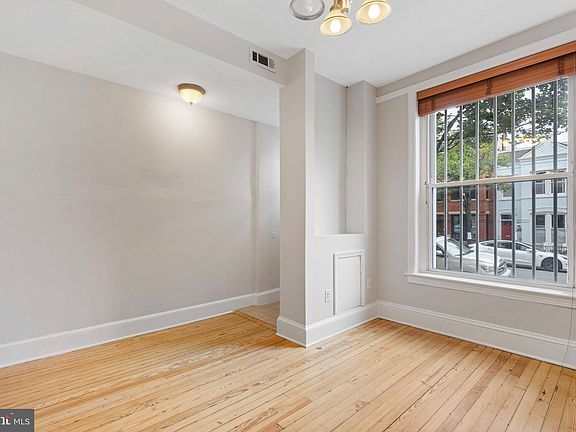 3rd image of 1221 D St NE