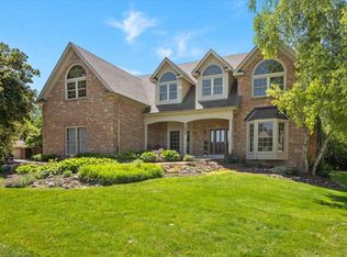 3002 Royal Queens Ct, St Charles, IL 60174